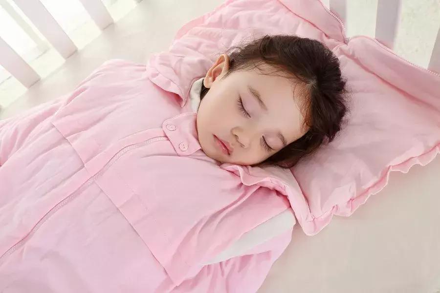 小孩穿睡袋睡觉好还是直接穿衣服,儿童穿睡袋还是盖被子好