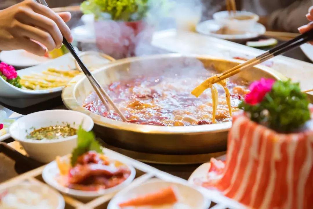 别人给倒茶为什么要敲桌子几下,别人倒茶为什么要敲三下桌面