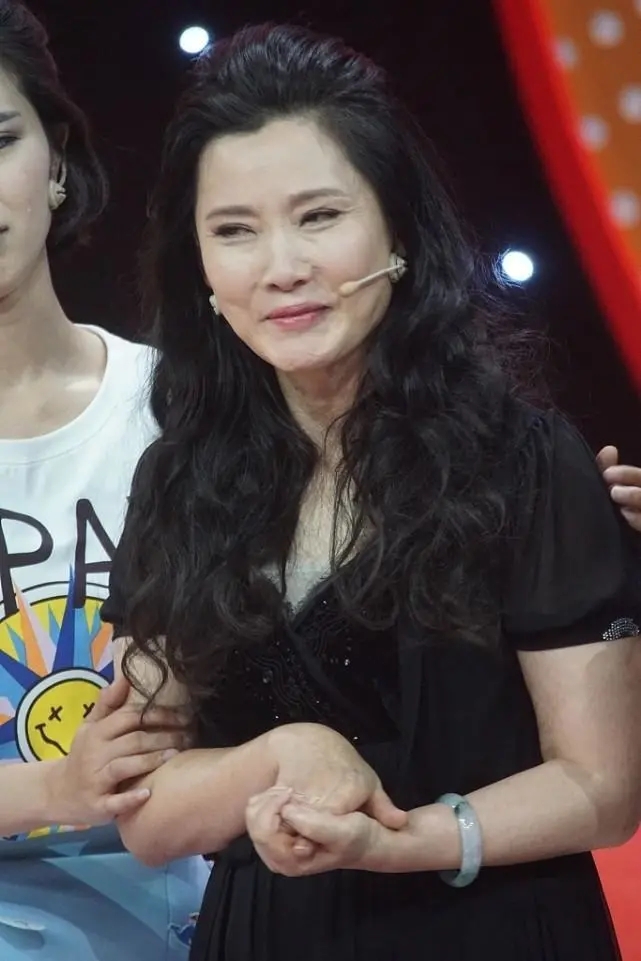 何赛飞背后情史,何赛飞罕见结婚照和孩子曝光