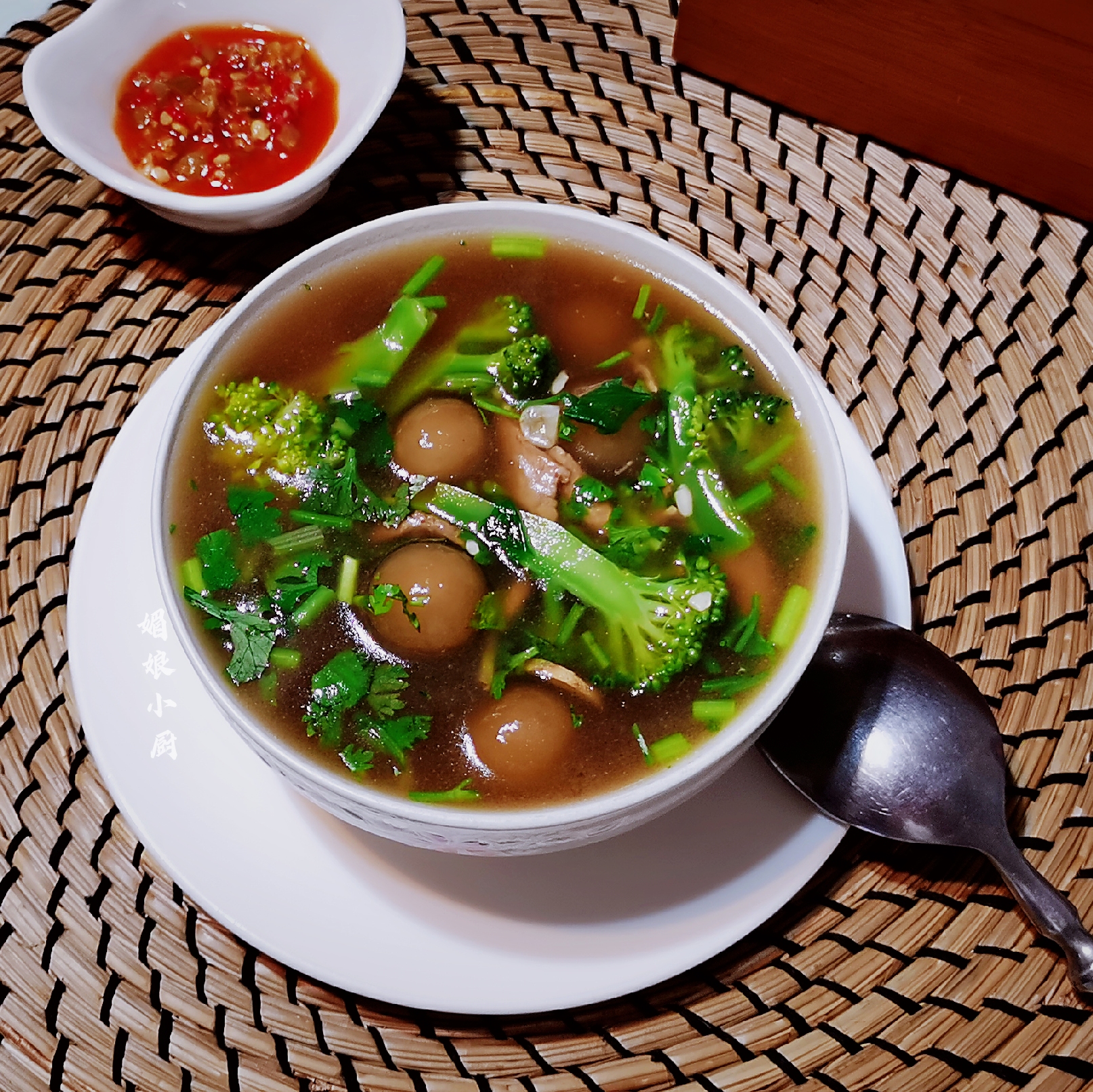 一碗红薯粉三碗水做成焖子吗,一碗红薯粉直接蒸能熟吗