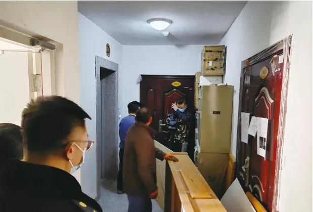 楼道堆物怎么起诉,邻居楼道放杂物法律规定