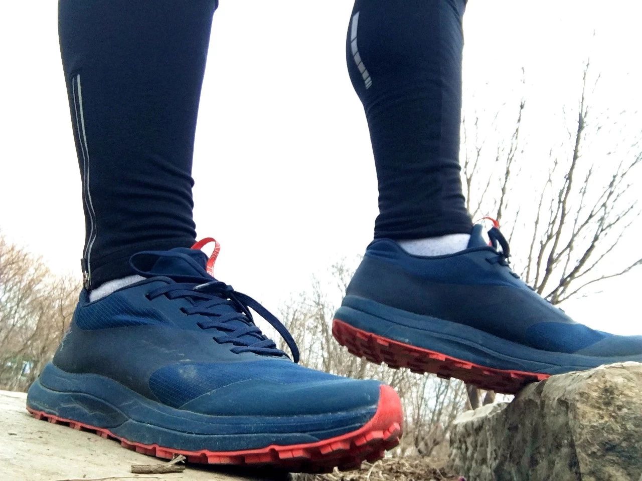 公认脚感最好的户外鞋始祖鸟,始祖鸟越野跑鞋高帮灰色