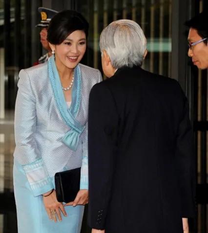 “最美总理”英拉送新年祝福,穿唐装太气质,53岁状态绝了