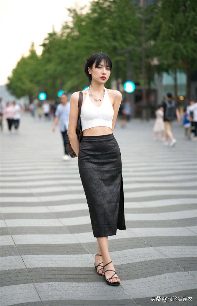 今年流行半身长短款裙,短半身裙搭配的上衣推荐