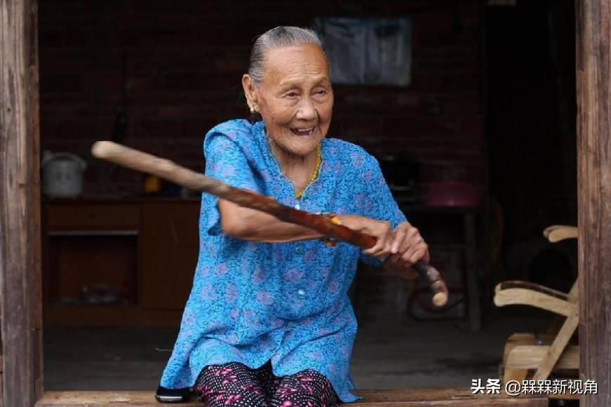 河南农妇去医院看病报警,老妇去医院医生看到胳膊报警