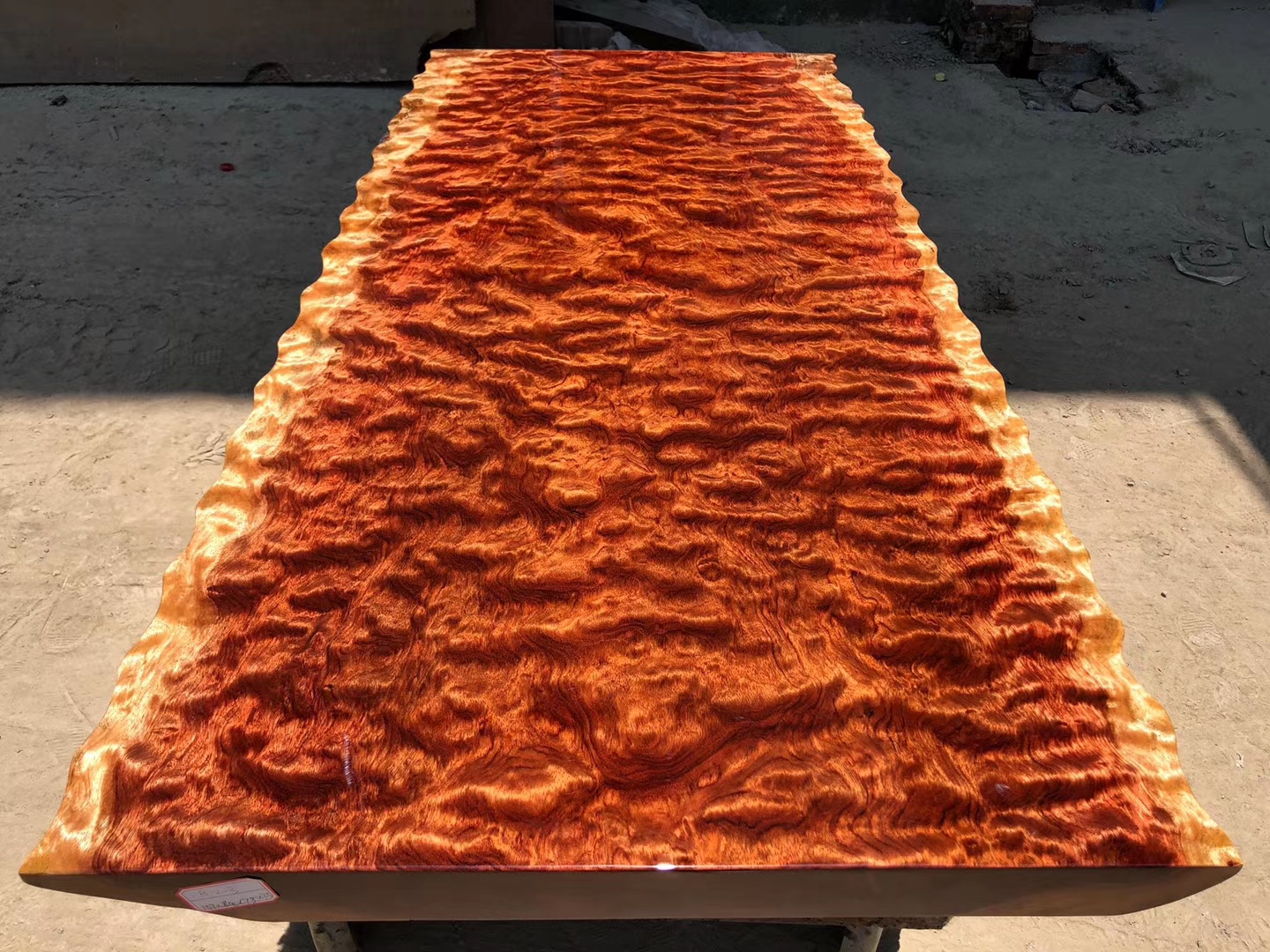 暗访东莞天价大板生产基地，原料全是称斤烂木头，富豪还排队来买