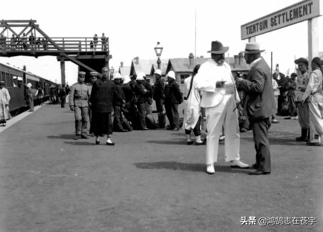 清末照片：抱娃的年轻女子，一身赘肉的八旗后裔，三代人的全家福