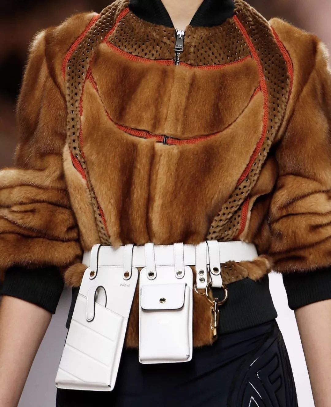 苏明玉开奔驰住楼王房，选包真有点……