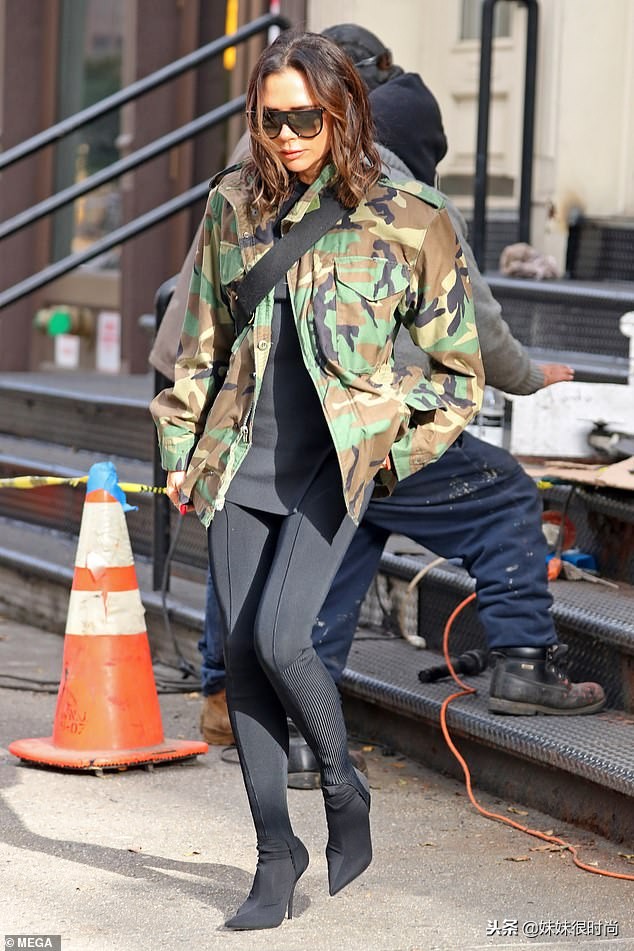 贝嫂机场豹纹大衣,贝嫂穿军装图片