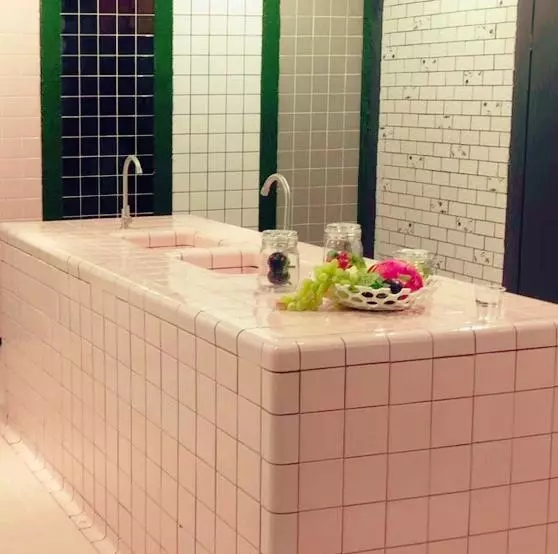 头一次见贴瓷砖不用直角收边，如今流行起这种圆角瓷砖！太美了