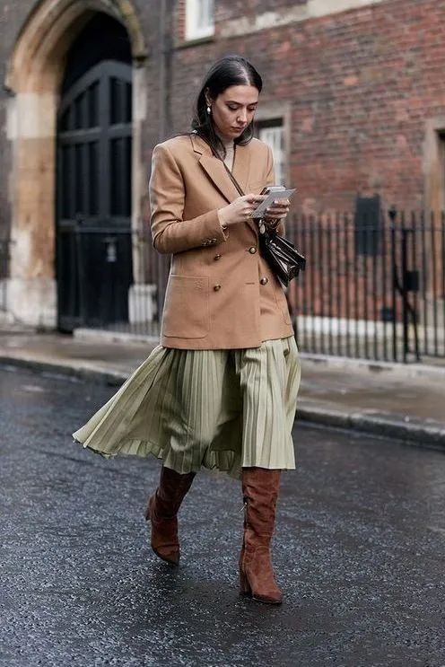 驼色大衣多种风格穿搭攻略,驼色大衣的高级感穿搭示范