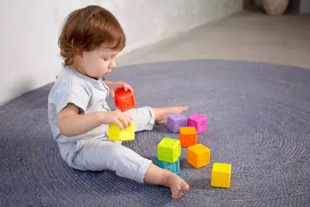 8岁女童将3块积木塞入*体下**：我拼命保护的孩子，却毁在性早熟上