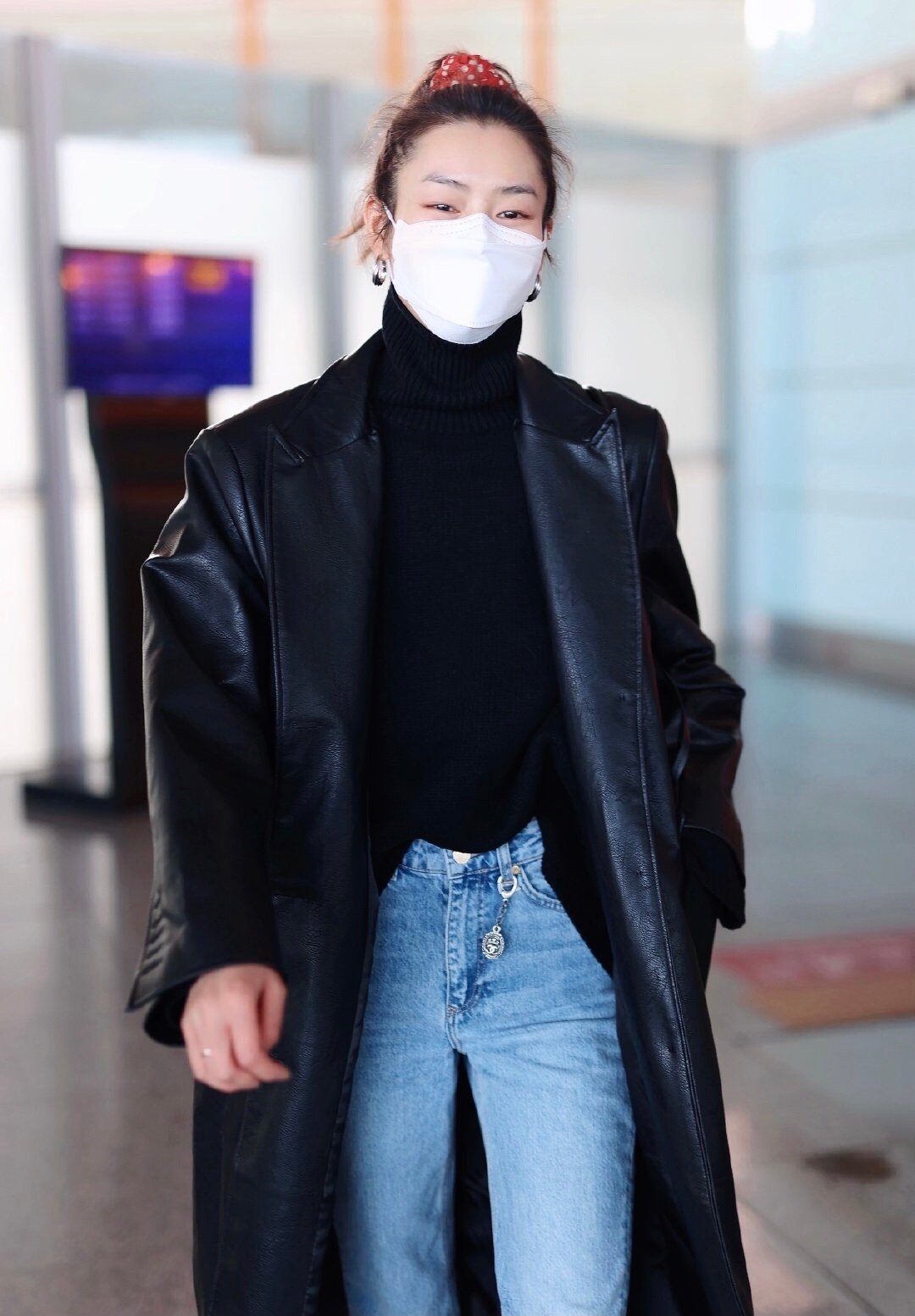 刘雯上身只穿一件皮衣,刘雯酒红色皮衣照片图片