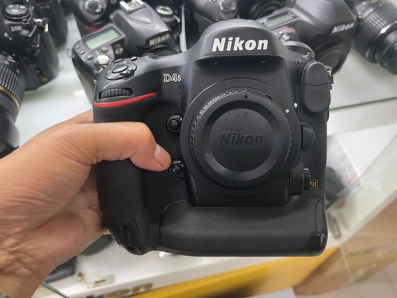 逛沈阳二手相机店：尼康没人要，大炮被放弃，宝丽莱却有很多人找