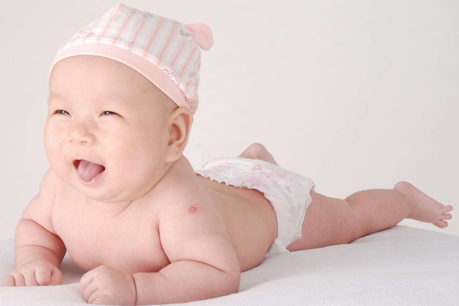 新生儿出生就会笑代表孩子聪明吗,新生宝宝经常笑代表什么