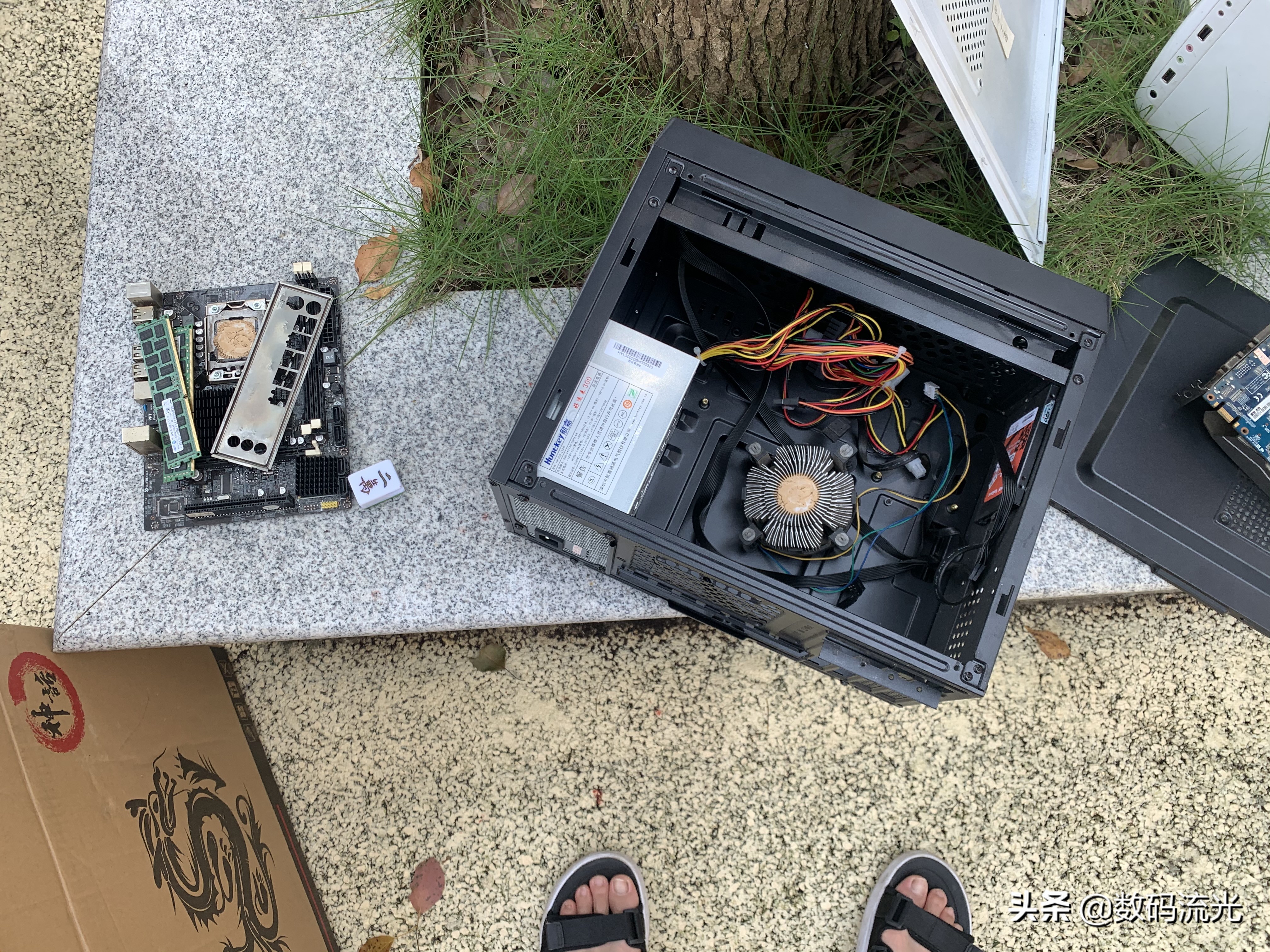 回收旧电脑暴利,小区居民卖电