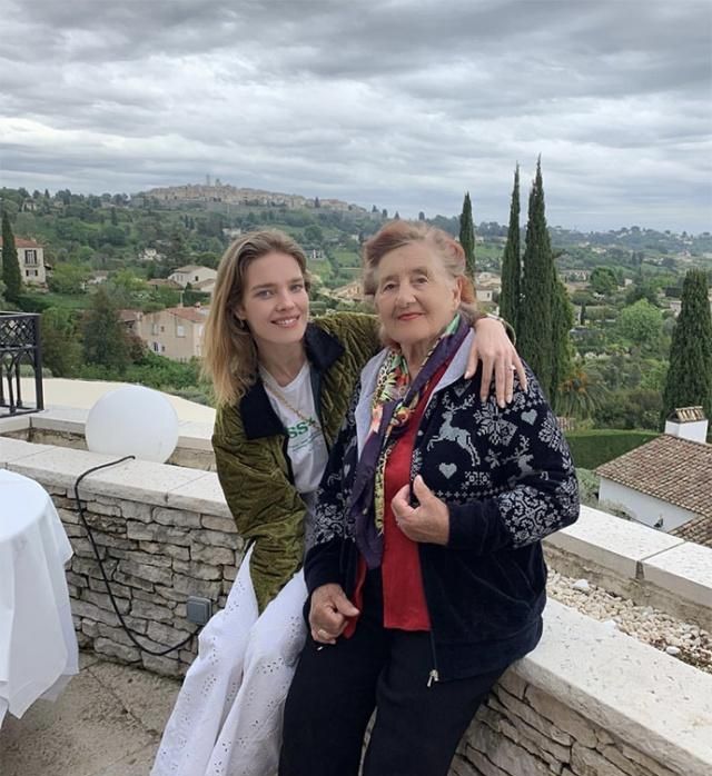 戛纳之后LV太子妃又美了!烫卷发涂红唇穿花裙,高贵感不输王妃