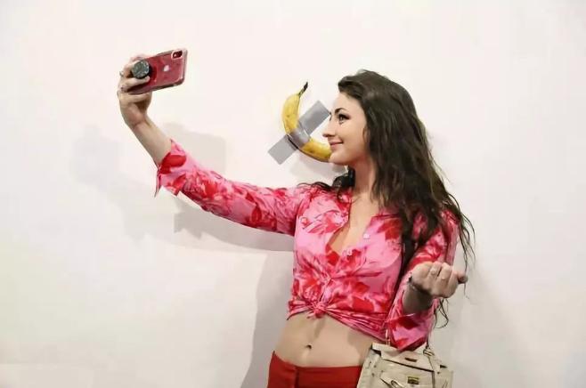 85万香蕉展览会,韩大学生吃掉12万美元香蕉展品