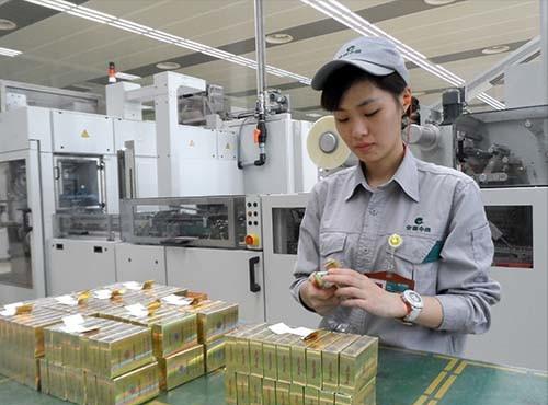 为了钱，一批985硕士在卷烟，河南中烟的回应让烟厂更“卷”了