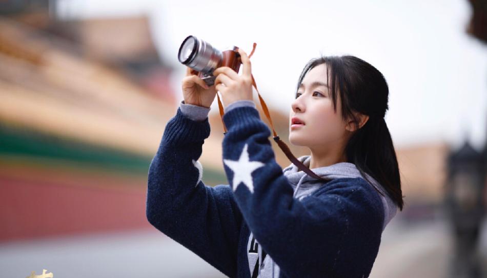 李兰迪身材消瘦格子西装率性十足,李兰迪私下穿衣搭配