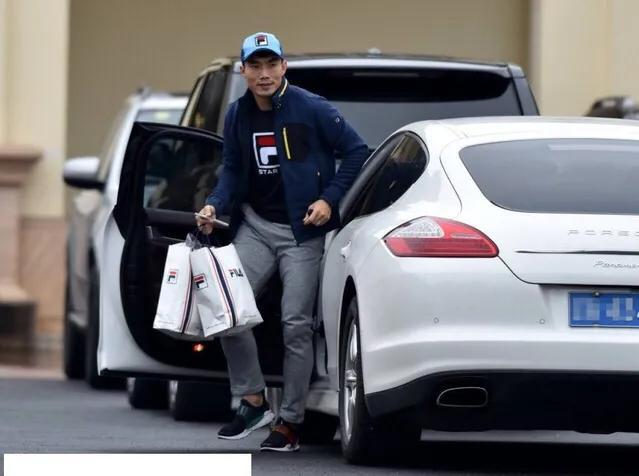 国足球员捐款，5人捐款合计92万，没人超过王霜，加一起不及李铁