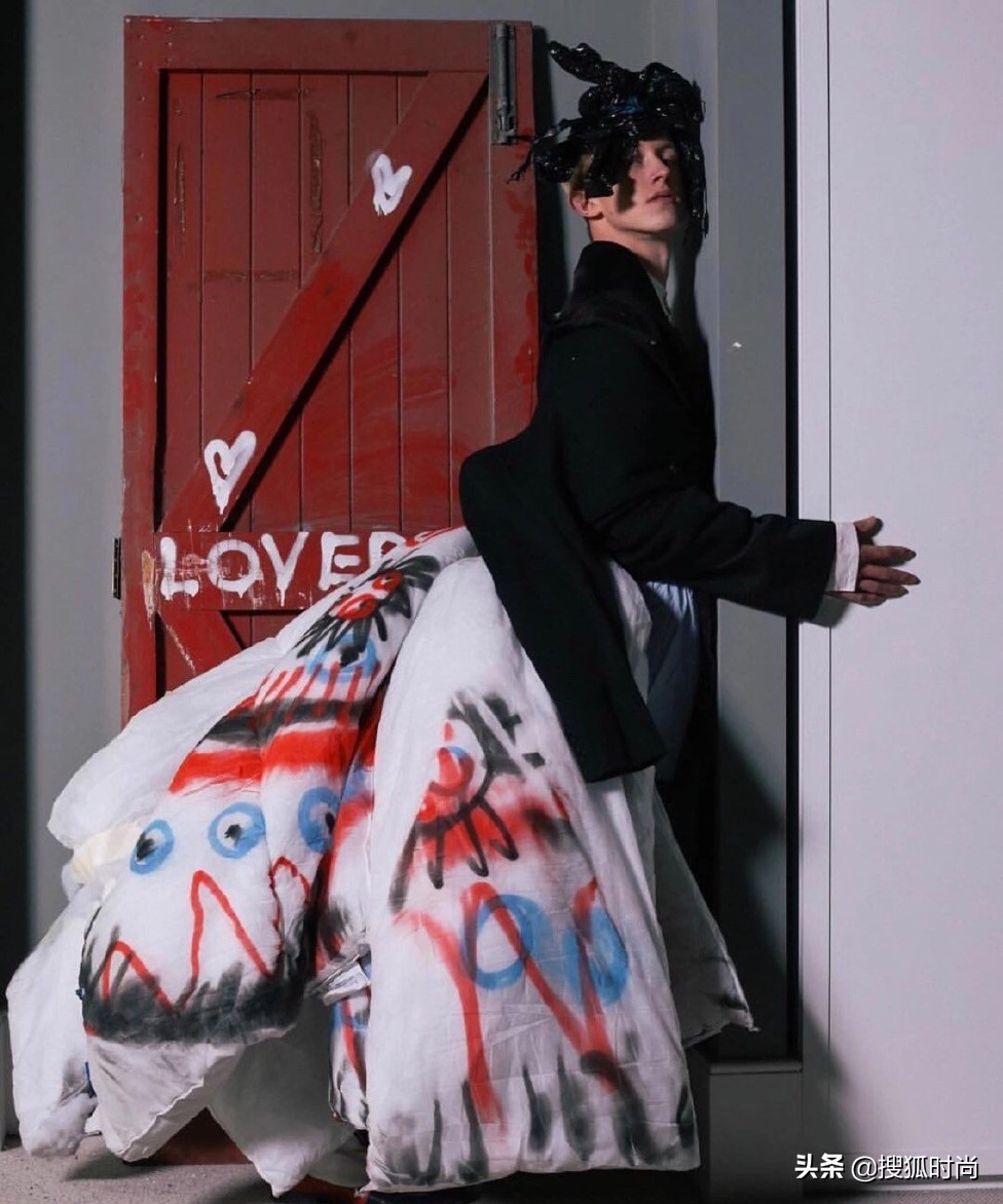 深度｜维密启用变性人，巴塞泳池开放裸泳，无性别时代悄悄来临？