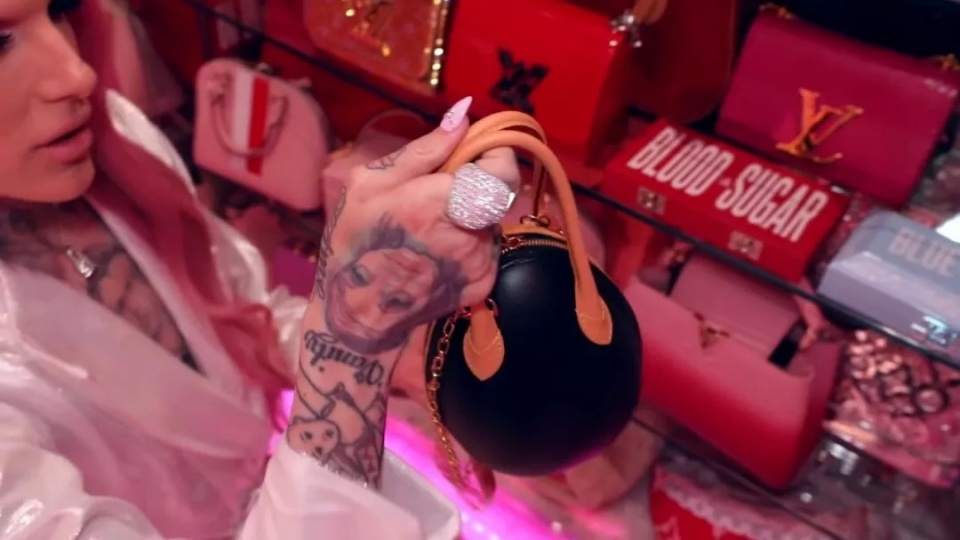 香奈儿磨刀、爱马仕砌墙,J姐的衣帽间戏可真多