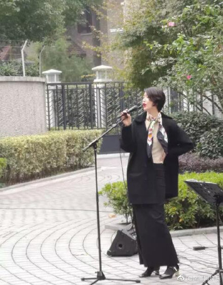 李亚鹏女友身份水落石出,不是百亿企业家而是这类工作者,祝福!