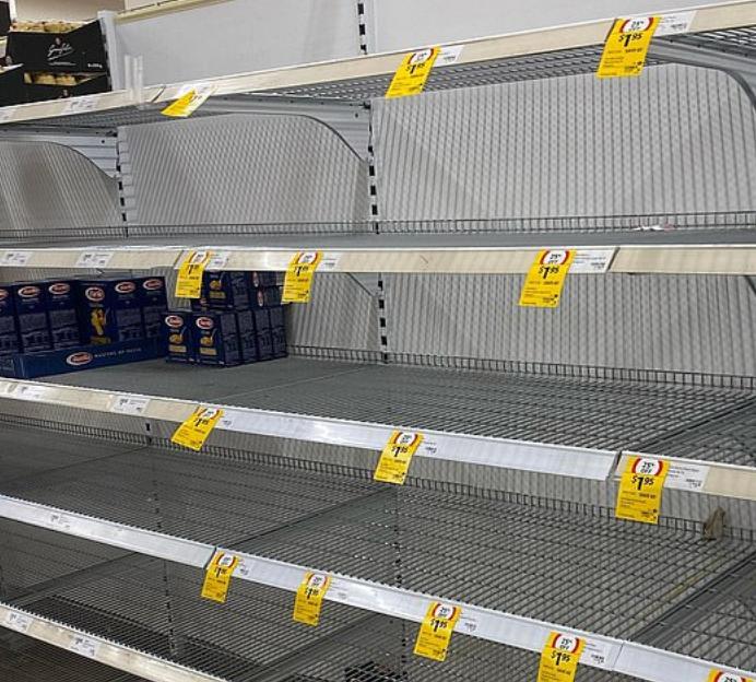 澳民众因病毒在全国范围恐慌抢购，有人抢240卷厕纸，超市被扫空