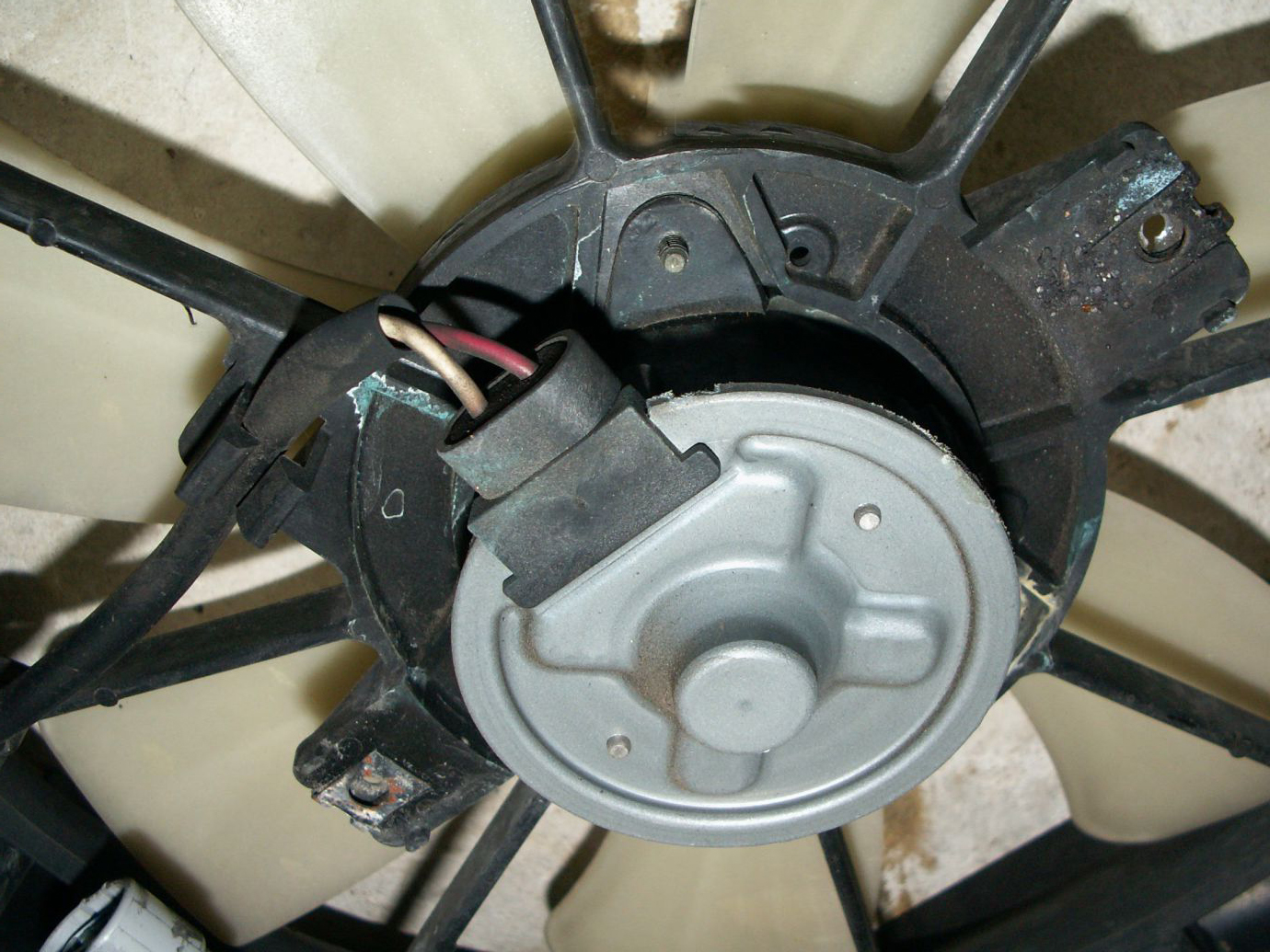 轿车散热风扇不转导致开锅,汽车散热器开锅怎么解决