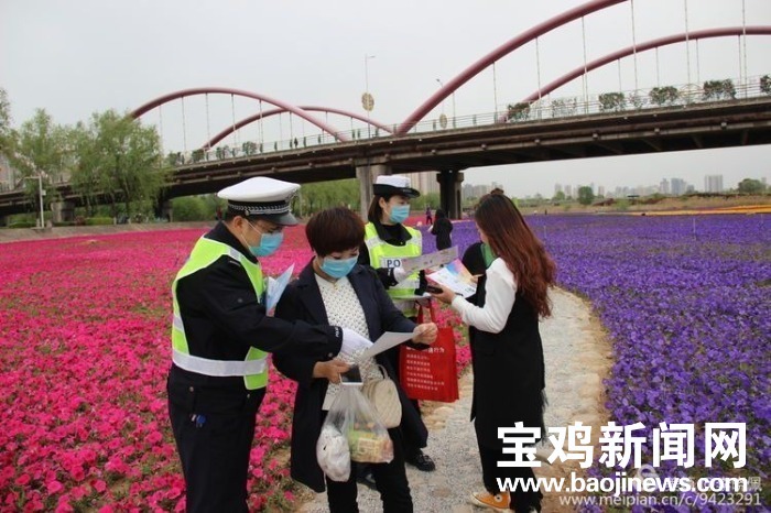 交警交通安全宣传提示,交巡警大队开展交通安全知识宣传