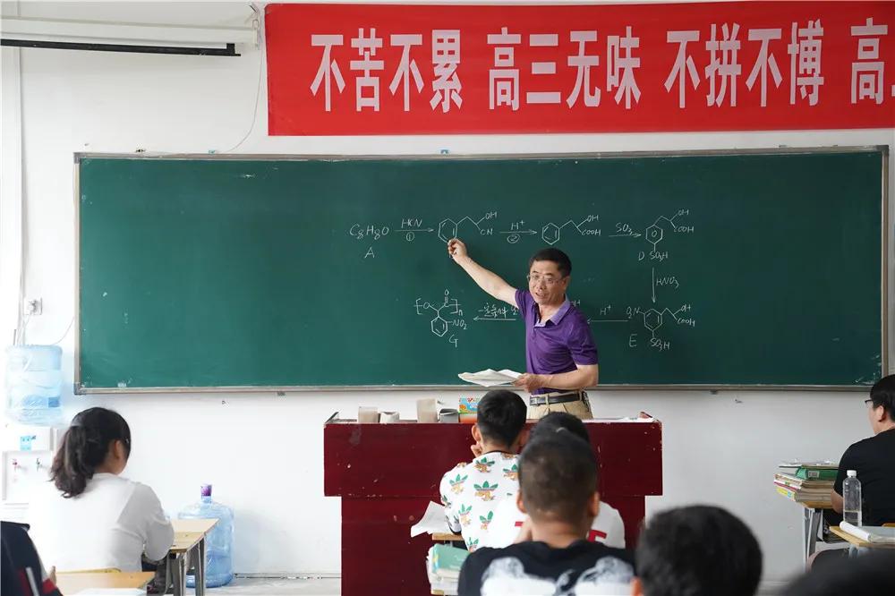 赤峰家长必读书目,赤峰市区最好的中学