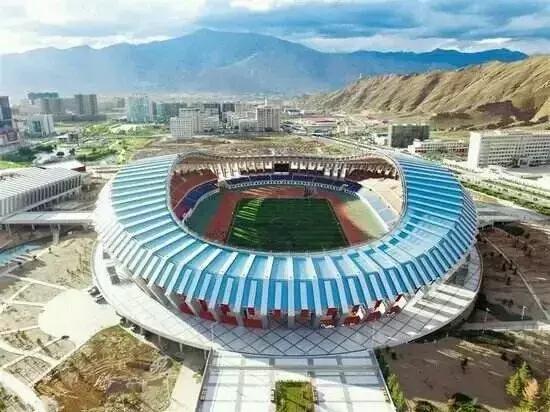 背着氧气罐踢足球,带着氧气瓶踢球