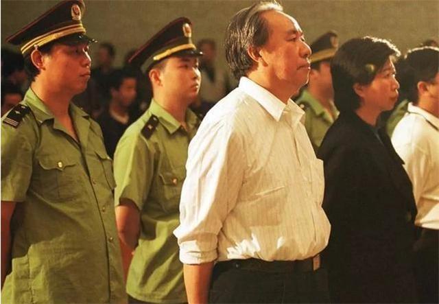 中国第一代首富被捕,曾称:6个月造出芯片,出狱后剩264套房
