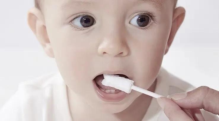 刚开始给宝宝刷牙用什么样的牙刷,宝宝用哪种牙刷刷牙比较好