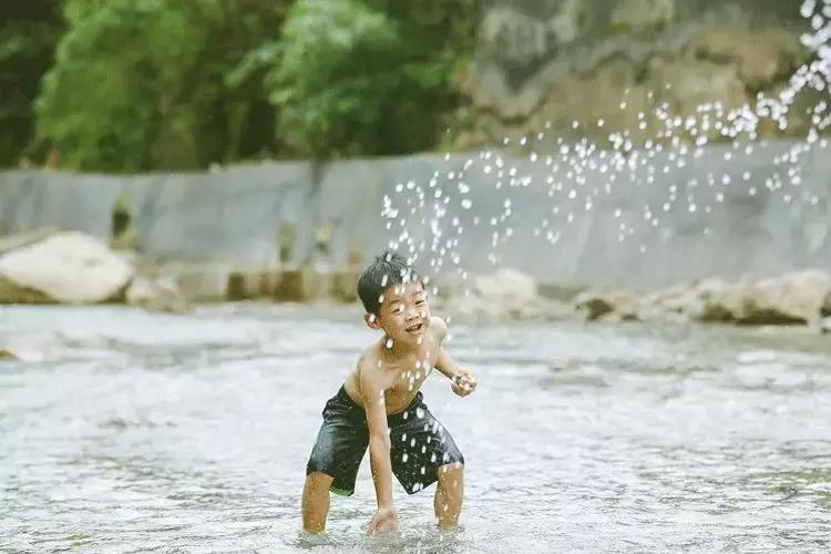 街拍夏日里小姐姐就是任性,夏日任性天气