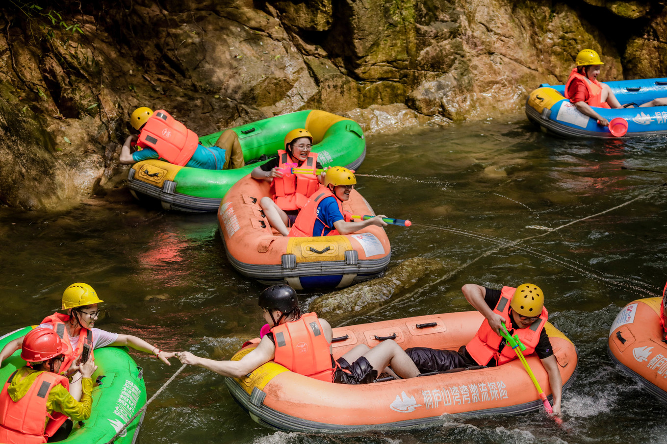 桐庐山湾湾漂流门票多少,桐庐山湾湾漂流景区在什么地方