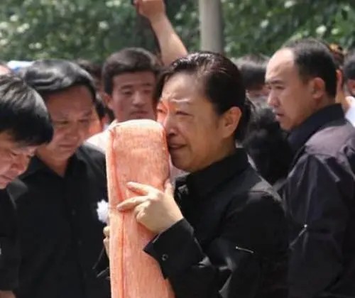 48岁罗京的妻子去世,罗京去世七年后妻子改嫁富商