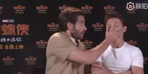 荷兰弟穿着黄色衣服,荷兰弟用眼睛喝水