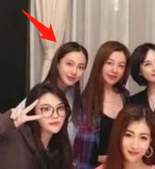 连她都要镶边合影的聚会，来头这么大？