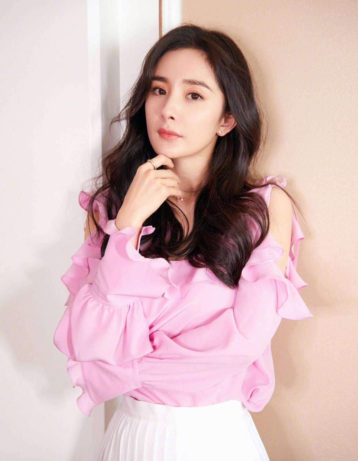 杨幂走路姿势动图,杨幂爬凳子姿势