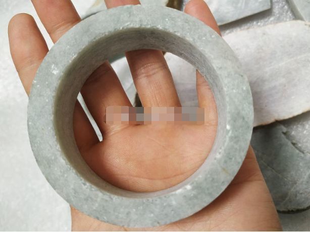 赌石为什么有十赌九输,花两万买的翡翠是不是真的