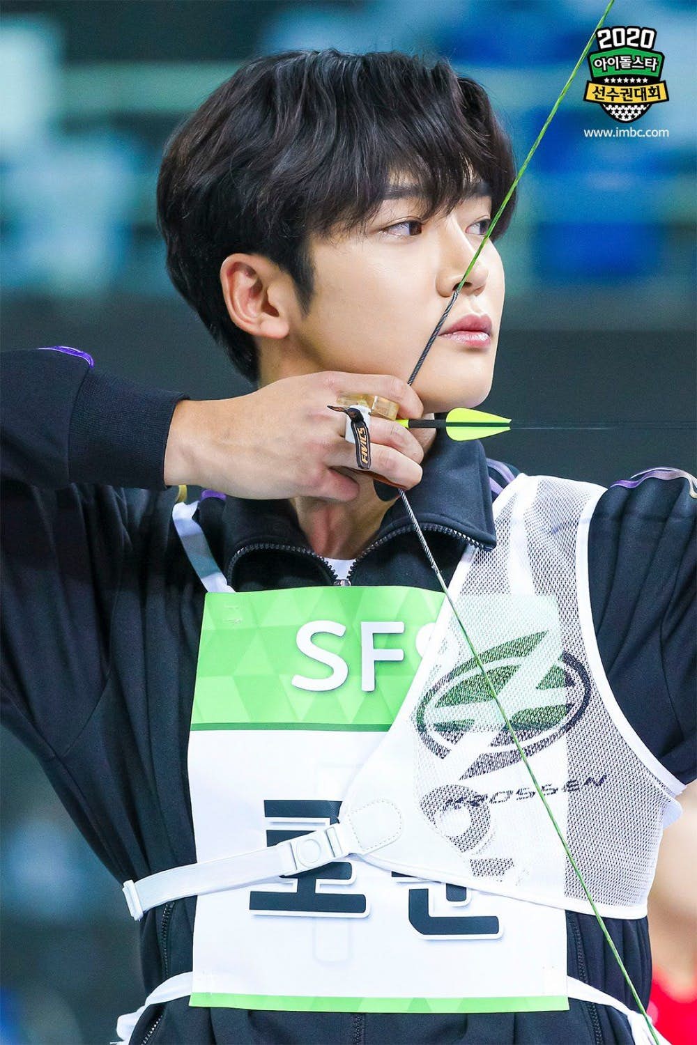 《偶像运动会》路云不会Wink睁着双眼射箭，依旧能正中红心