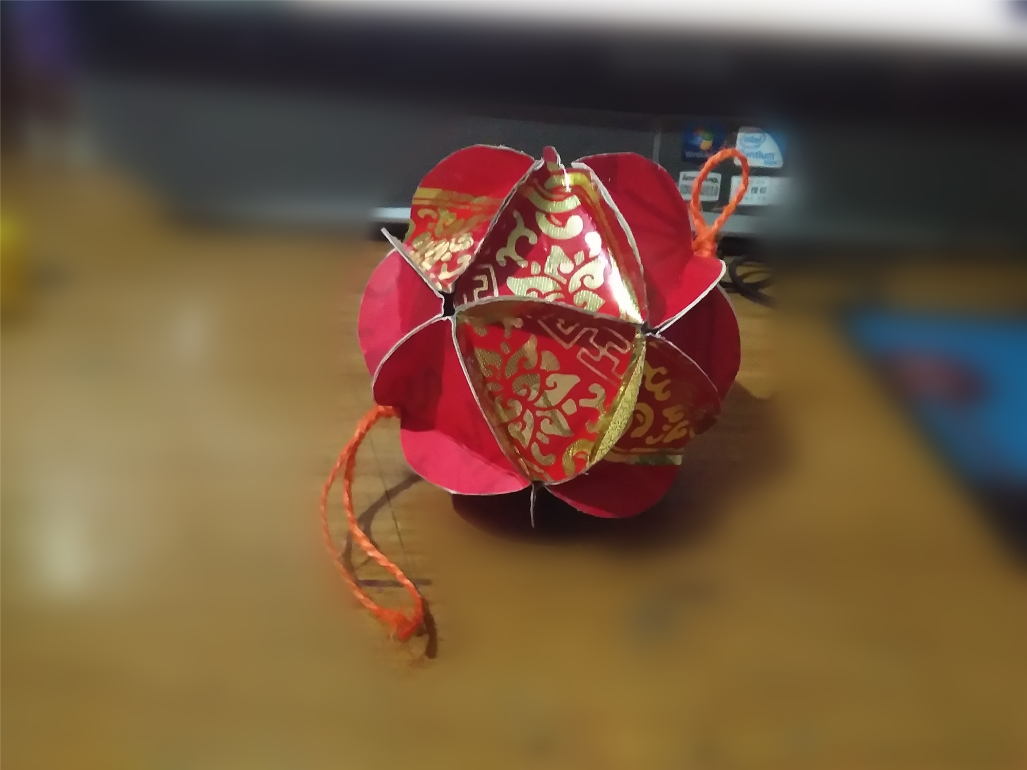 用挂历纸怎么做灯笼,手工制作简单漂亮灯笼挂历纸