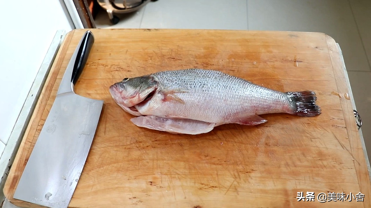 清蒸鲈鱼肉质鲜嫩无腥味家庭最爱,家庭版清蒸鲈鱼的正确做法