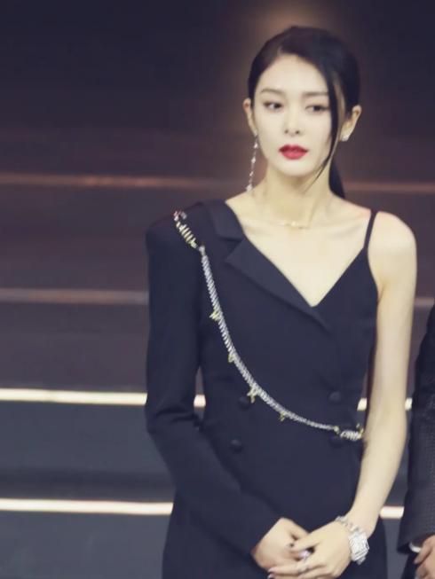 傅菁孟美岐衣服差别,傅菁和孟美岐同框