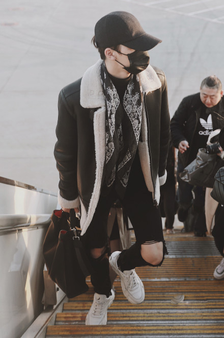 范丞丞穿白色裤子大不大,范丞丞裤子成亮点合集