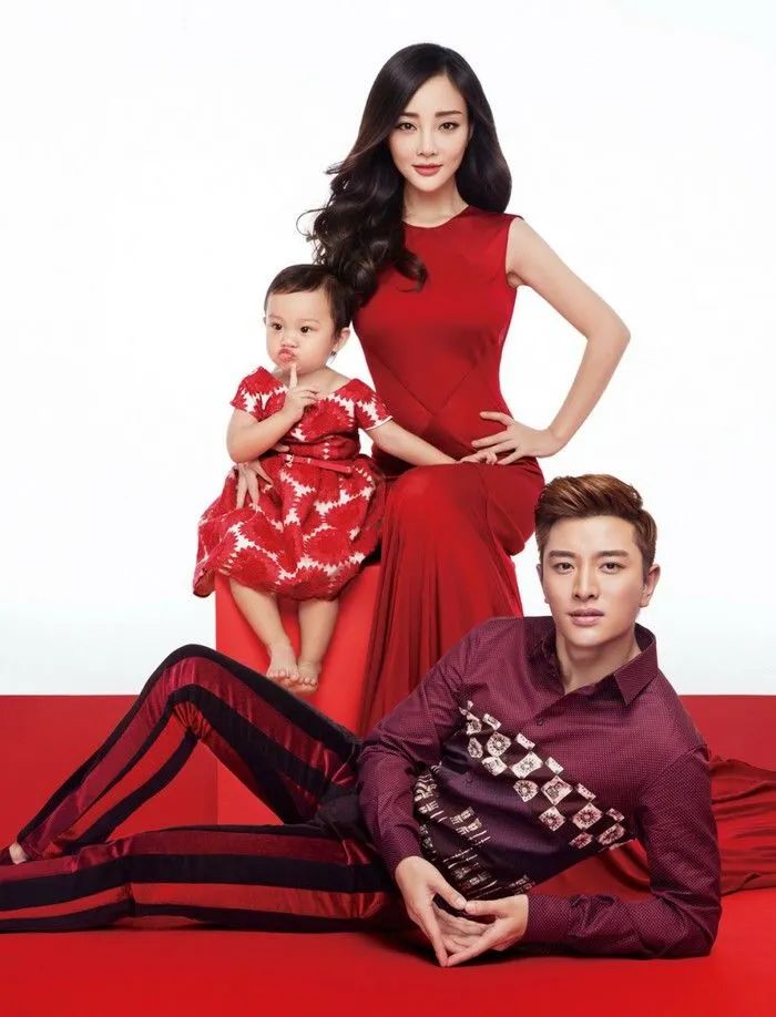 李小璐接甜馨放学大秀小蛮腰,李小璐带甜馨片段