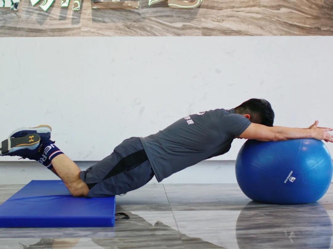 瑜伽球找平衡感,耀耀健身