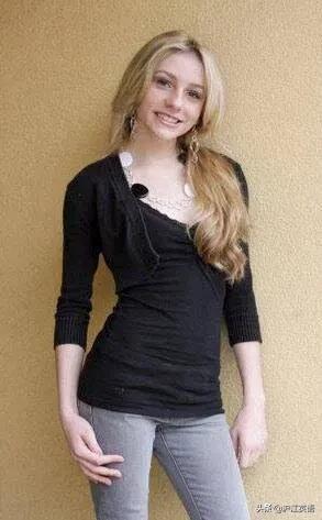 下一个小甜甜?16岁少女嫁51岁男演员,网暴10年还被催自杀